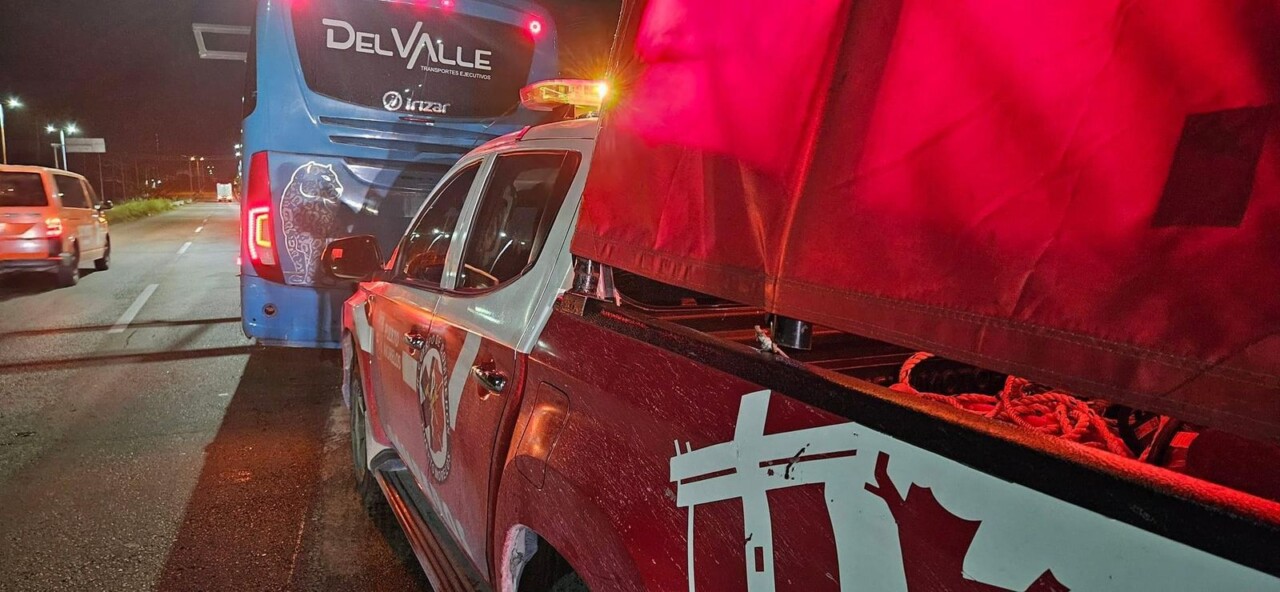 Operador de un autobús Del Valle pestañea y se incrusta en un señalamiento; el aparatoso accidente en el que resultó prensado ocurrió rumbo a Puerto Morelos.