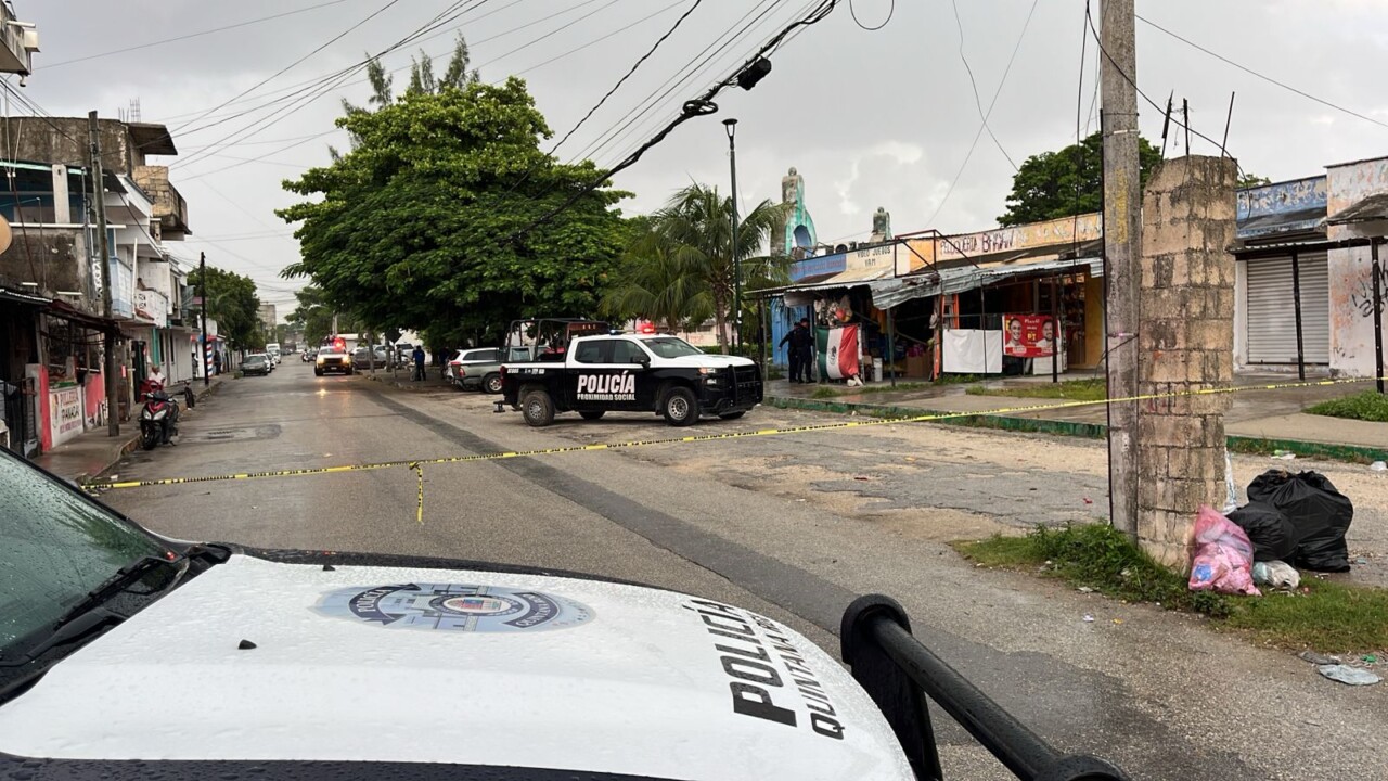 Balean a una mujer de la tercera edad en el mercado ‘Chetumalito” de Cancún; motosicarios la atacaron directamente por un tema de “cobro de piso”.