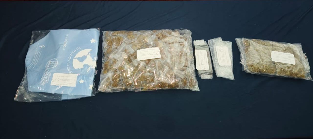 Detienen a presunto narcomenudista en Vista Real en Cancún; a Eliacim “N” le decomisaron más de 180 dosis de enervante.