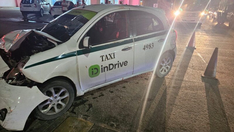 Dos lesionados en aparatoso choque en la Kabah y 20 de Noviembre