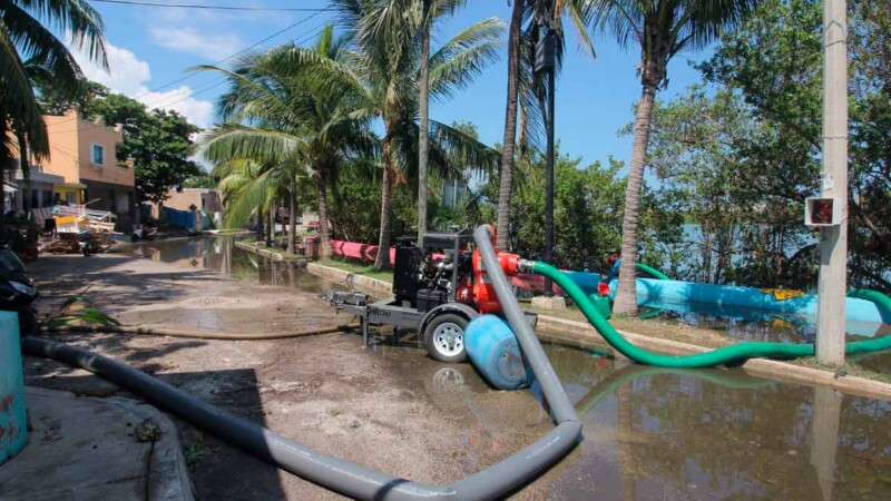 Gobierno Municipal continúa trabajos para achicar las salinas en Isla Mujeres
