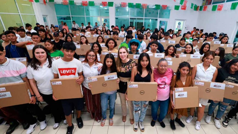 Atenea Gómez entrega computadoras a las juventudes de Ciudad Mujeres