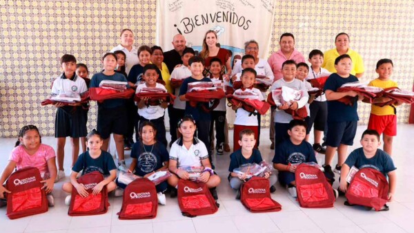 Gobierno del Estado inicia entrega de apoyos escolares en Isla Mujeres