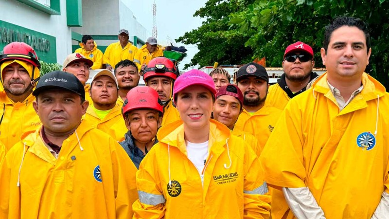 Atenea Gómez Ricalde supervisa trabajos tras el paso del huracán “Helene” en Isla Mujeres