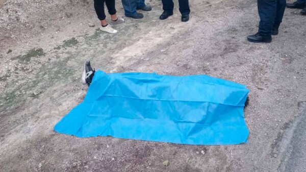 Hombre en Cancún se lanza de taxi en movimiento y muere