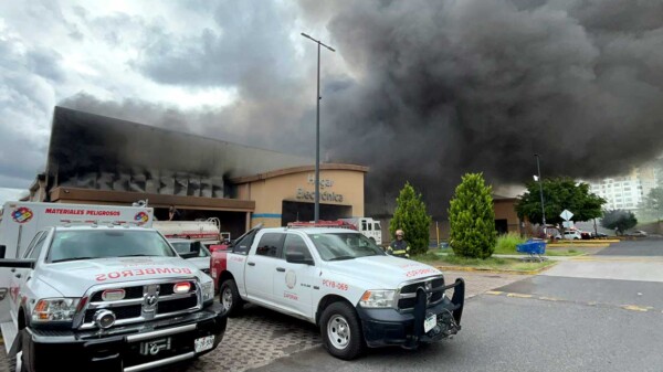 Fuerte incendio arrasa con supermercado en Jalisco