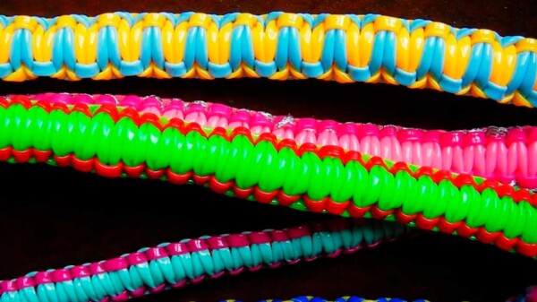 Google rinde homenaje a las pulseras Scoubidou dedicándoles su dooldle