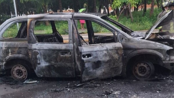 ‘Devora’ el fuego una camioneta en la Supermanzana 507 de Cancún