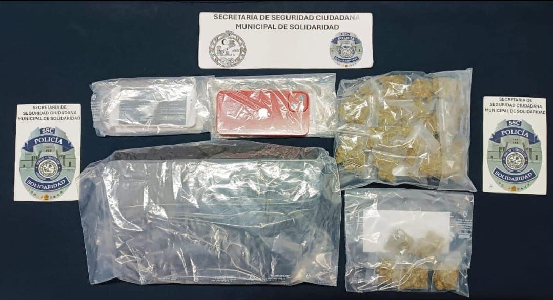 Playa del Carmen: Detenido en auto robado y en posesión de narcóticos; a Jorge “N”, originario de Jalisco, le decomisaron envoltorios con cannabis.