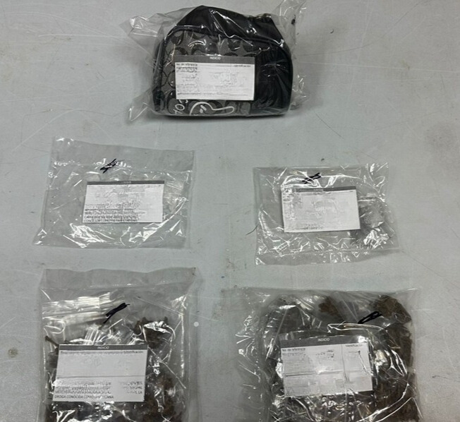 Arrestan a ocho personas por narcomenudeo en Cozumel; elementos de la FGE aseguraron, en diversas acciones, dosis de posibles estupefacientes.