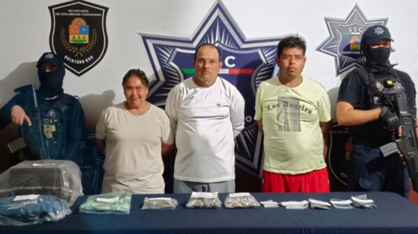 Sorprenden a 3 narcomenudistas en el estacionamiento de  playa Tortugas en Cancún