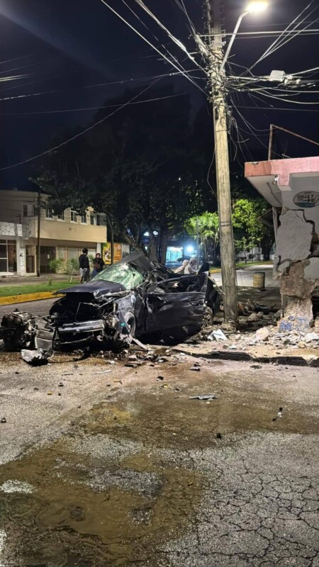 Un muerto y dos lesionados en un fuerte accidente en Cozumel; el vehículo de las víctimas fue pérdida total y hubo daños a un negocio.