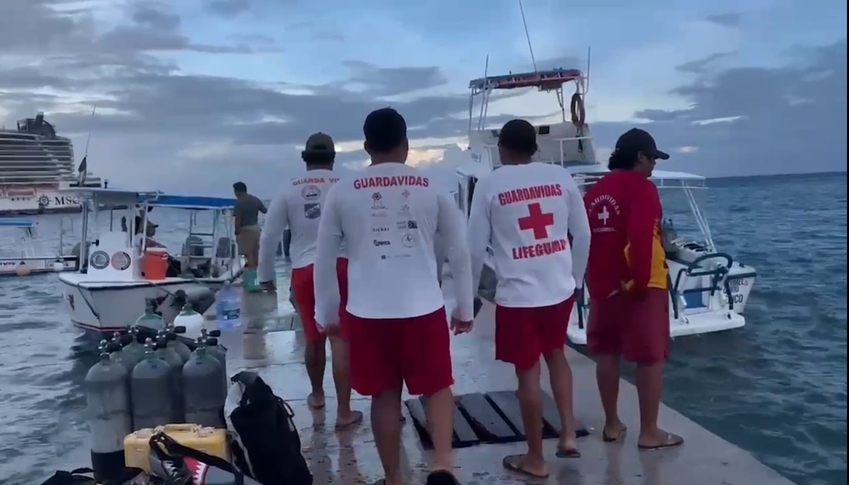 Continúa operativo de búsqueda de una persona que se lanzó al mar en Cozumel; participan elementos de la Sedena, Marina y civiles.