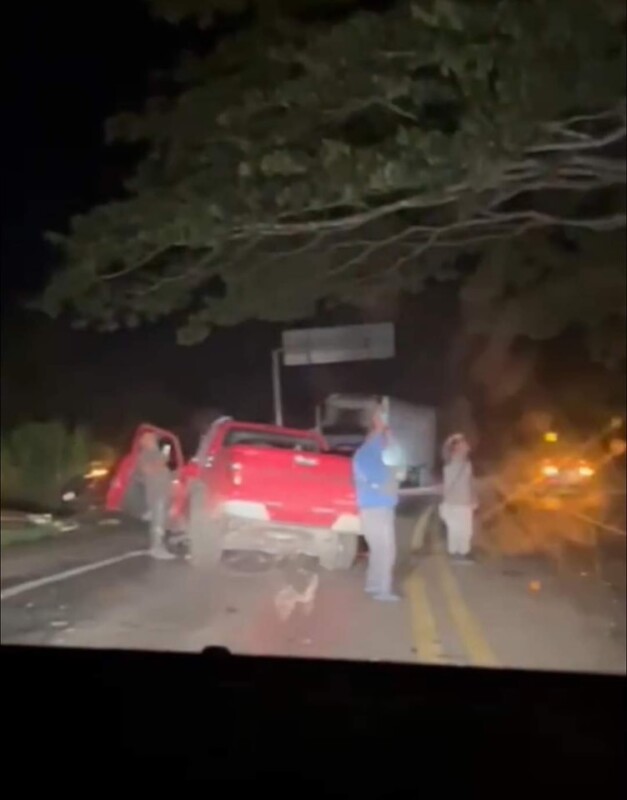 Accidente carretero deja 10 lesionados en el sur de Quintana Roo; conductor de una camioneta invade carril y se estrella contra unidad similar.