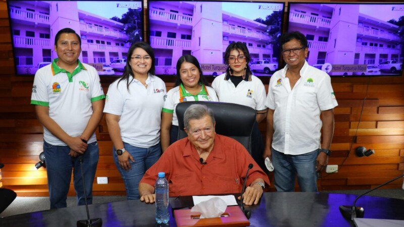 Agradece el Lic. Gastón Alegre López a directivos y alumnos del CECyTE Quintana Roo, donación de víveres para Guerrero