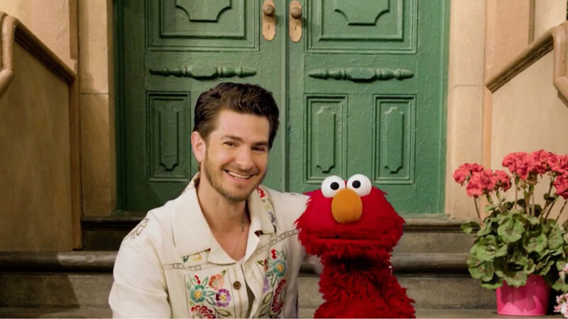 Andrew Garfield habló con Elmo sobre la muerte de su mamá