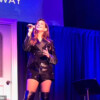 Anne Hathaway canta "Somebody to Love" de Queen en evento de apoyo a Kamala Harris