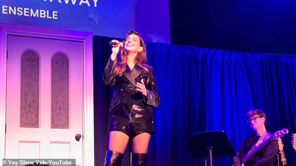 Anne Hathaway canta "Somebody to Love" de Queen en evento de apoyo a Kamala Harris