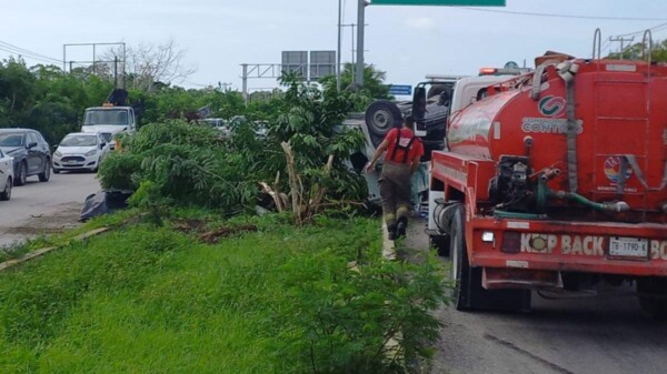 Aparatosa volcadura de una camioneta en la carretera Cancún-Puerto Morelos
