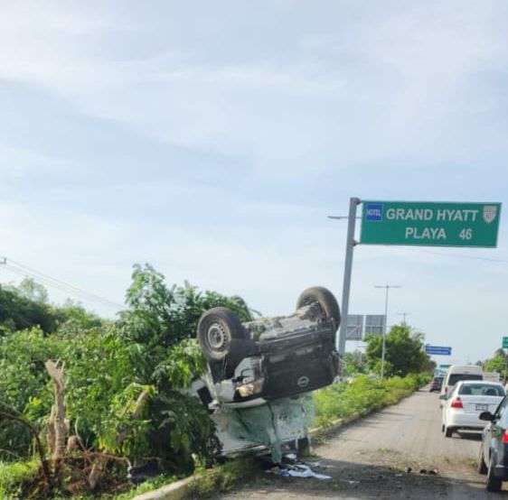 Aparatosa volcadura de una camioneta en la carretera Cancún-Puerto Morelos; la causa aparente fue el exceso de velocidad de su conductor.