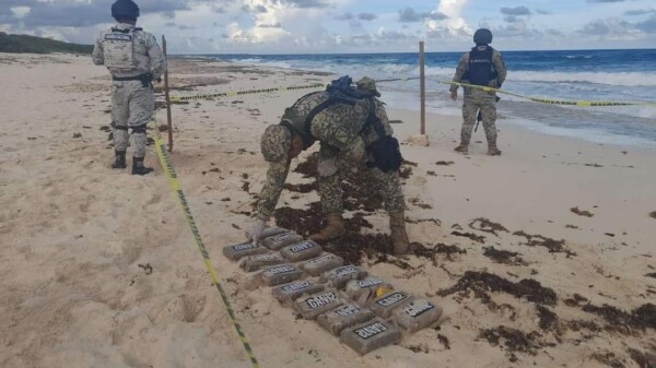 Aseguran 19 paquetes con droga que recalaron en playa de Cozumel