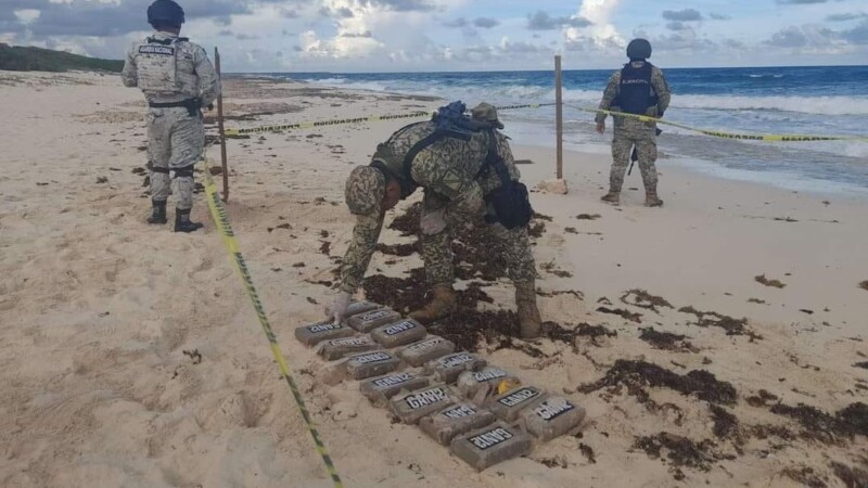 Aseguran 19 paquetes con droga que recalaron en playa de Cozumel