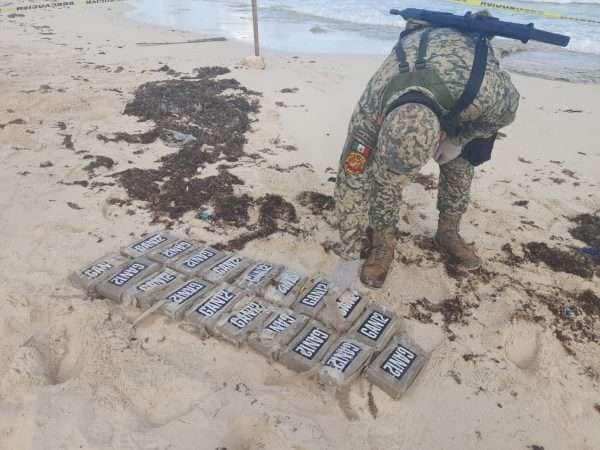 Aseguran 19 paquetes con droga que recalaron en playa de Cozumel; personal del Ejército y Guardia Nacional que hacían su rondín ubicaron el alijo.
