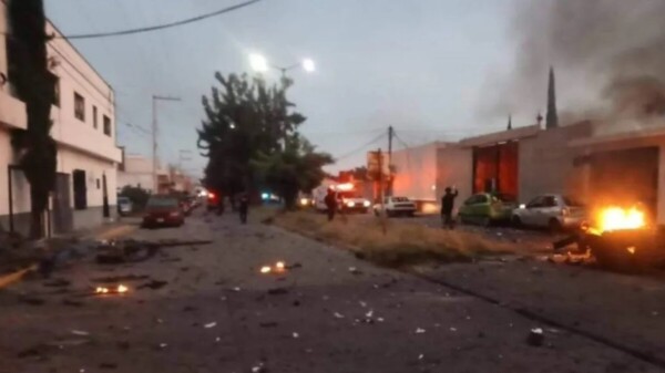 Estalla coche bomba frente a sede policial en Guanajuato