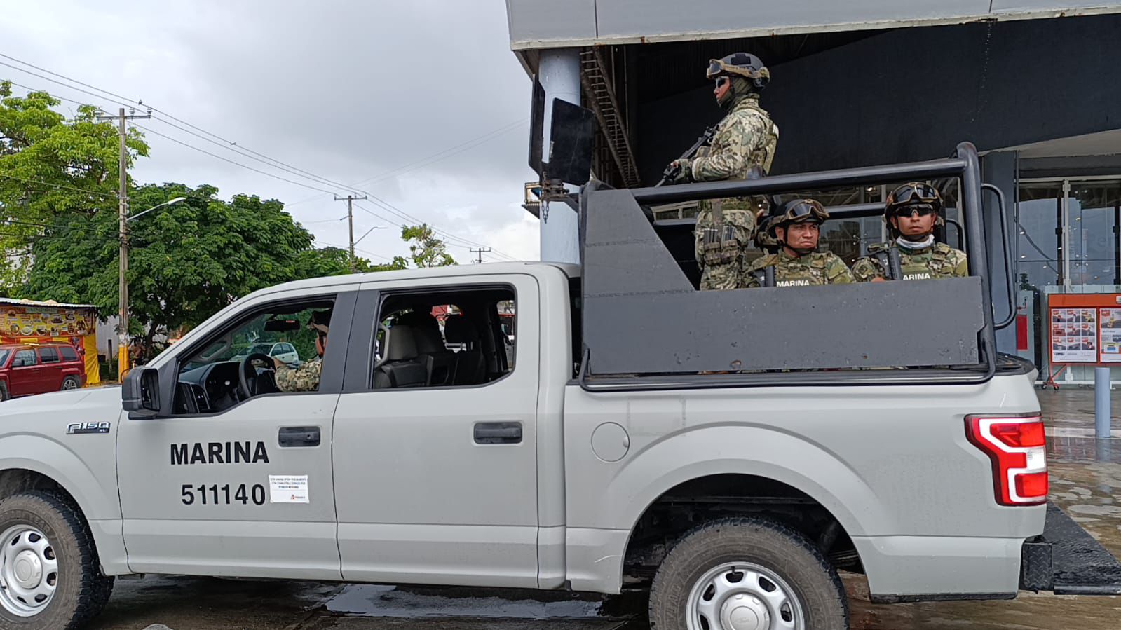 Detienen a dos sicarios que se atrincheraron en supermercado de la Talleres; presuntamente perpetraron un ataque armado en la Supermanzana 247.