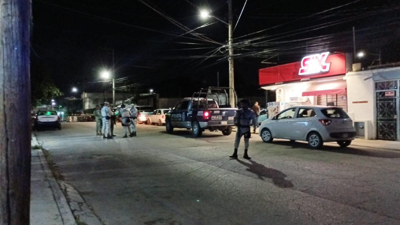 Ejecutan a un sujeto en la Región 91 de Cancún; la víctima se encontraba afuera de un minisúper cuando motosicarios lo atacaron.