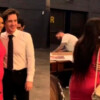 Fan le roba un beso a Drake Bell durante una firma de autógrafos