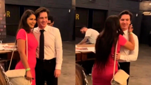 Fan le roba un beso a Drake Bell durante una firma de autógrafos