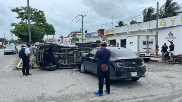 Choque y volcadura sobre la Leona Vicario en Cancún