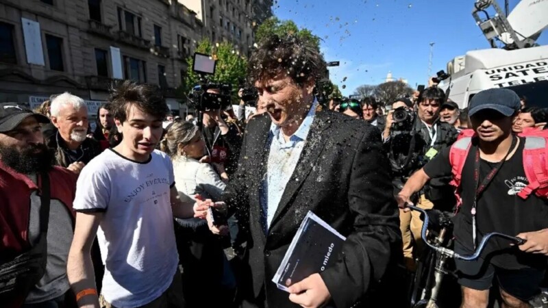 Gritan a Milei: “traidor a la patria”, por recorte a educación