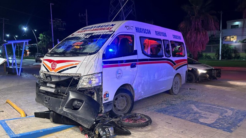 Motociclistas destrozan una combi tras un accidente de tránsito (VIDEO)