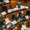 En medio de zafarrancho avala Senado reformas de la 4T