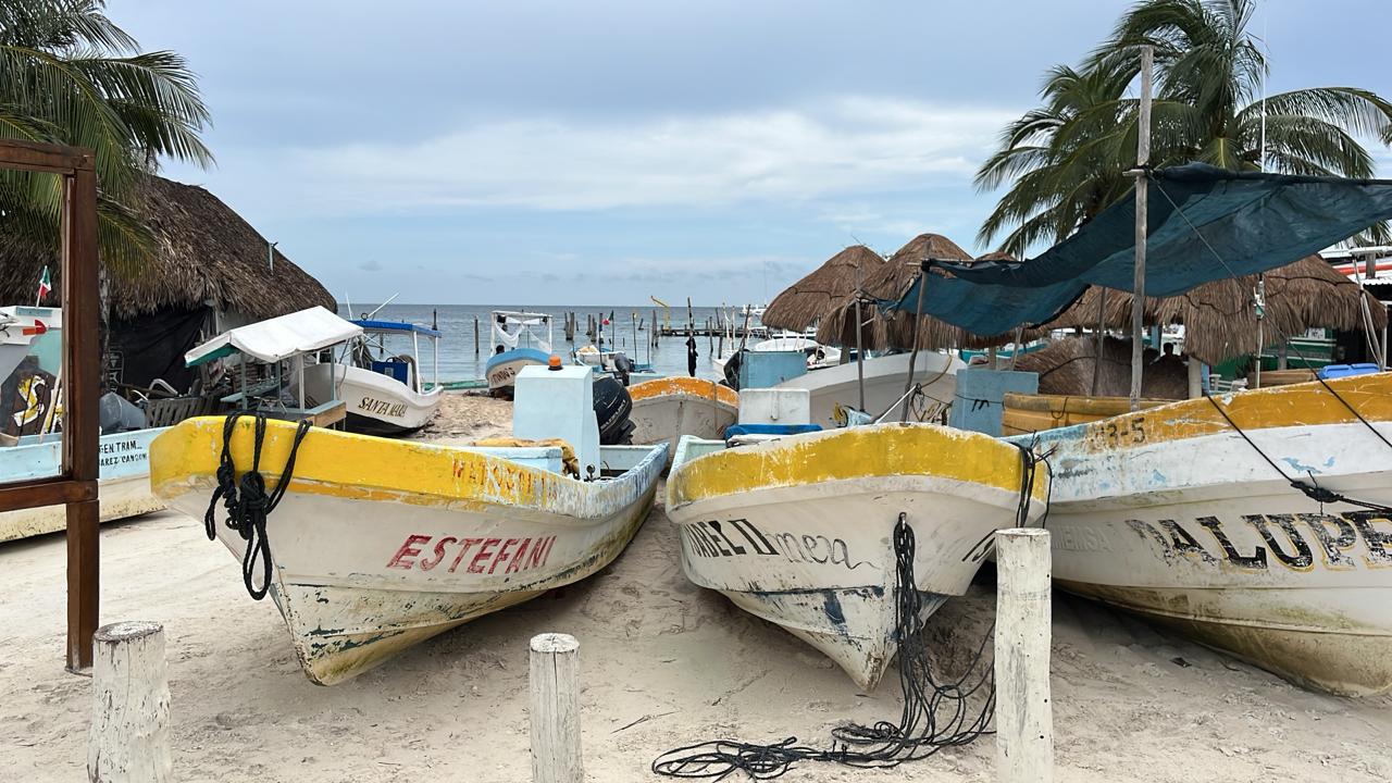 Resguardan embarcaciones en la zona de Puerto Juárez; pescadores y prestadores de servicios turísticos toman previsiones por las lluvias y fuertes vientos.