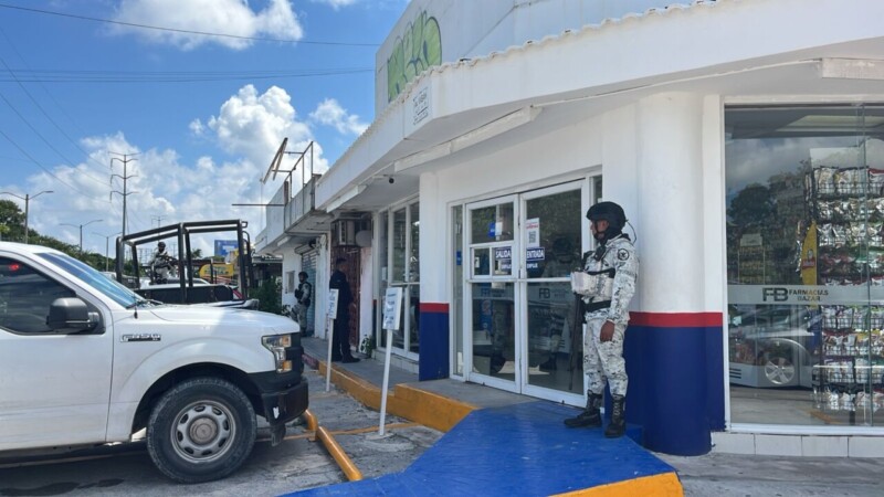 Robo armado a una farmacia en la Kabah con Ruta 4 en Cancún (VIDEO)