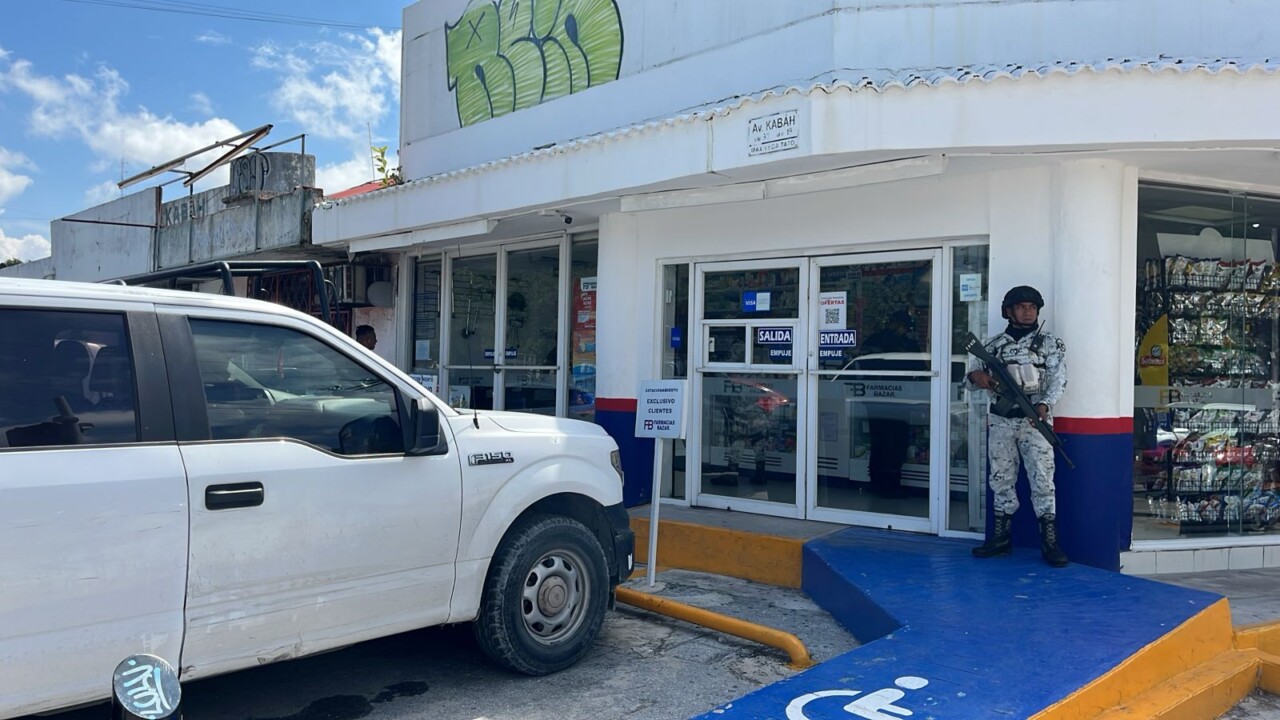 Robo armado a una farmacia en la Kabah con Ruta 4 en Cancún; los delincuentes amagaron a los empleados y escaparon con su botín.