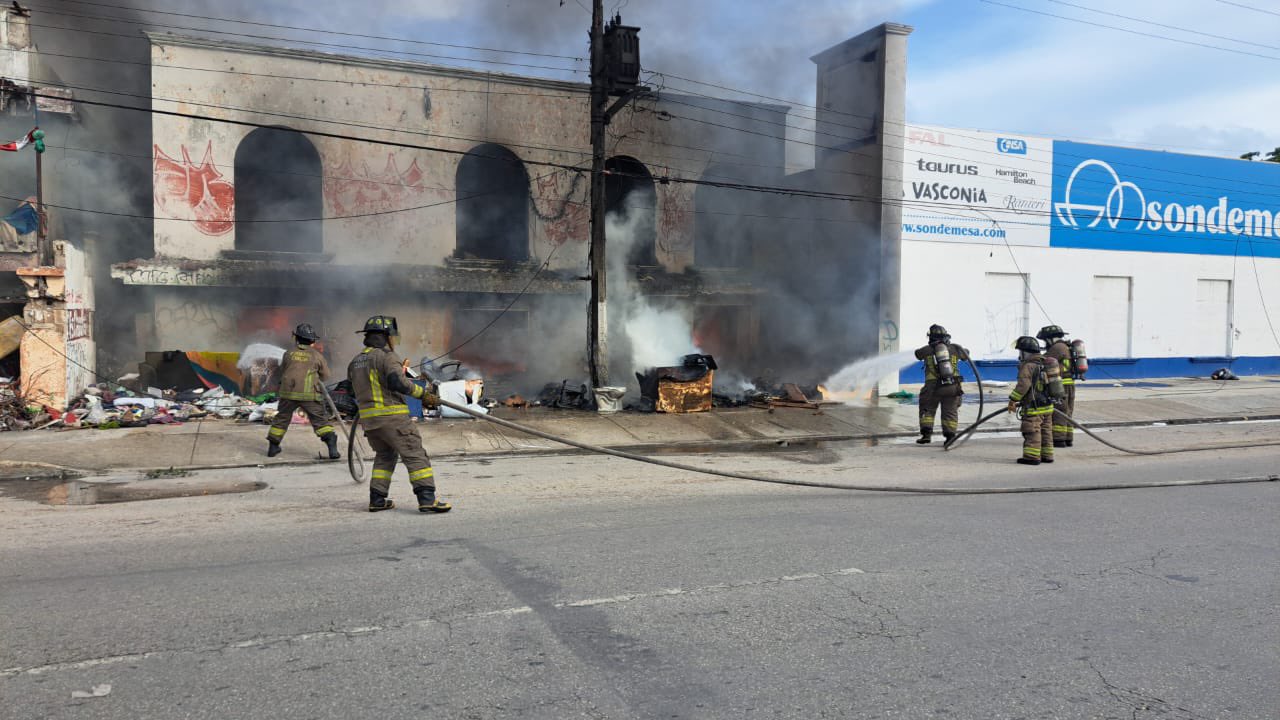 Sofocan fuerte incendio en un inmueble abandonado en la avenida Portillo de Cancún; al parecer fue provocado por indigentes que suelen quedarse ahí.