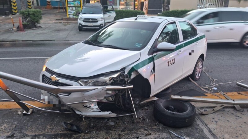 Taxista destroza su vehículo en la Zona Hotelera de Cancún