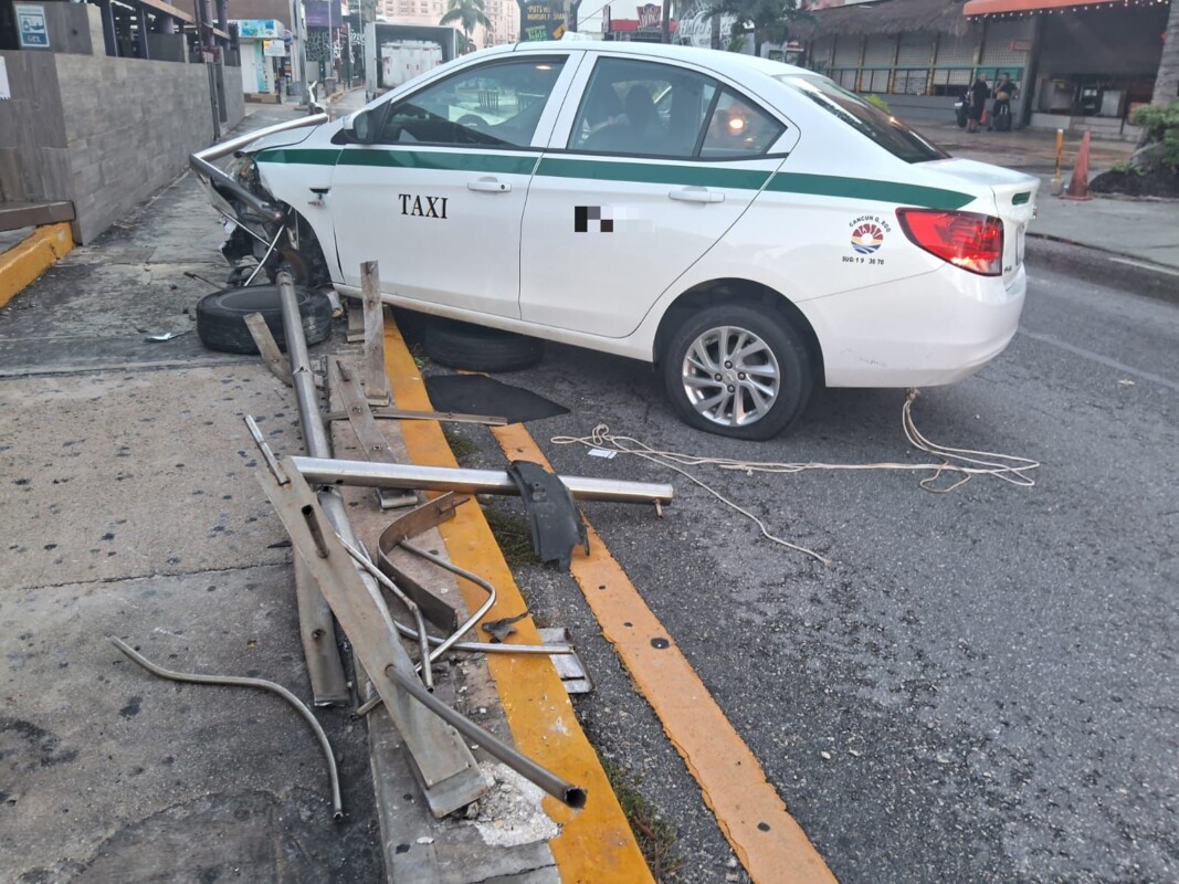 Taxista destroza su vehículo en la Zona Hotelera de Cancún; la unidad quedó en una barra de contención a la altura del km 9 del Bulevar Kukulcán.