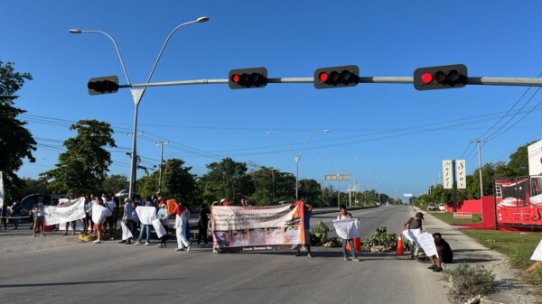 Vecinos de colonias irregulares bloquean la Portillo en la salida a Mérida (VIDEO)