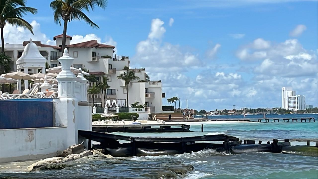 Ejecutan a un sujeto en una playa de la Zona Hotelera de Cancún; la víctima fue atacado por dos sujetos que habrían escapado en motos acuáticas.