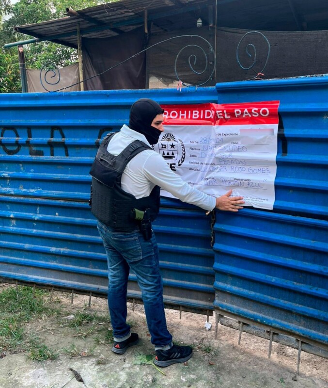 Policías de Investigación cumplimentan por separado cada una de las diligencias; previo a estas, logran la detención de dos personas.