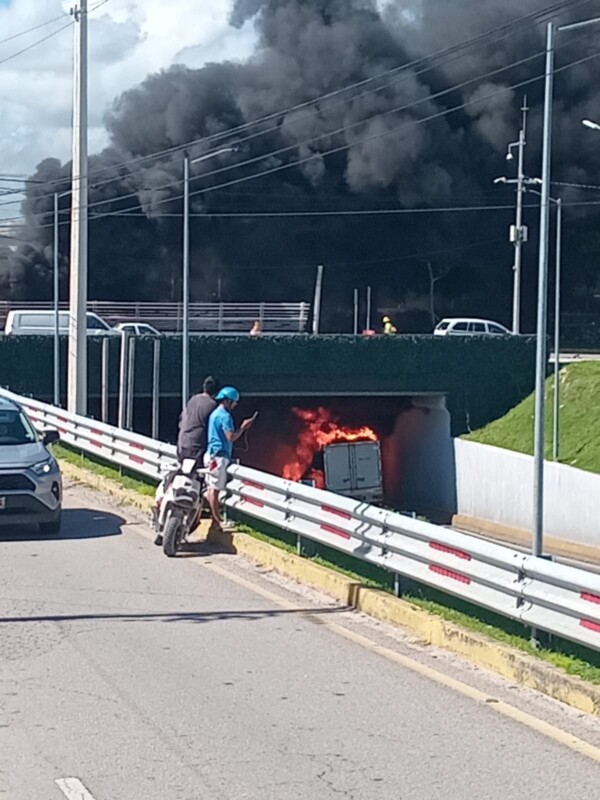 Se activan bomberos por incendio de un camión en el bulevar Colosio; al parecer una falla mecánica en un vehículo de carga.