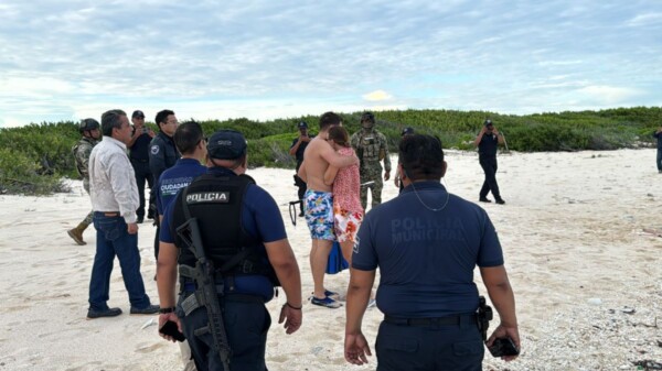 Rescatan a un turista en la playa Mezcalitos de Cozumel