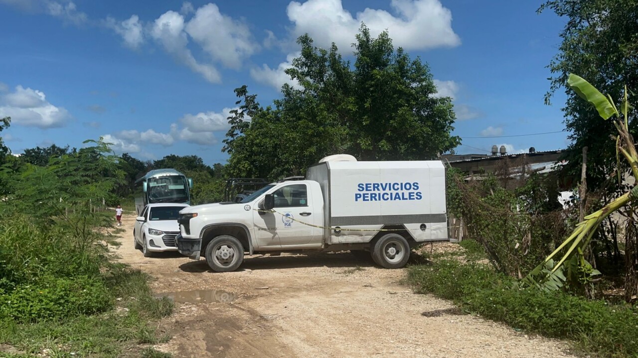 Hallan a un hombre asesinado a balazos en colonia irregular de Cancún (VIDEO); la víctima fue hallada en una hamaca dentro de su vivienda.