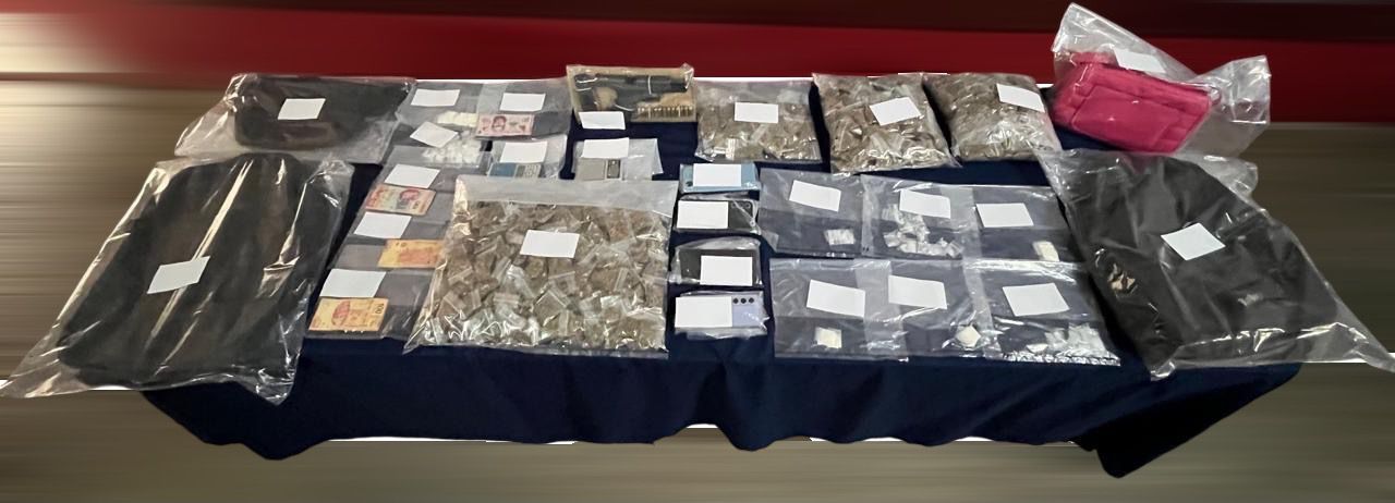 Cae narcobanda con más de 500 dosis en la Supermanzana 58 de Cancún; además de la droga se les decomisó un arma de grueso calibre.