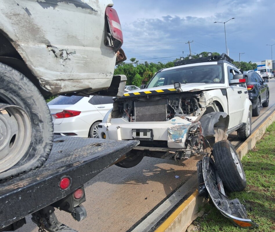 Colisionan dos camionetas en el bulevar Colosio de Cancún; uno de los conductores perdió el control del volante por el piso mojado.